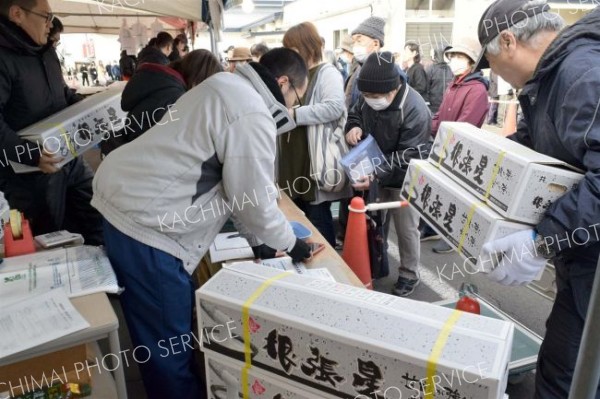 多くの来場者でにぎわった農産物即売会