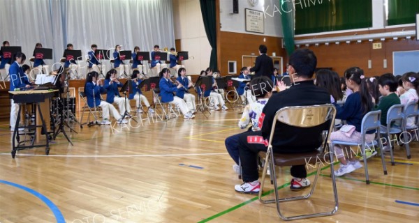 スクールコラボで帯広北高が開西小で演奏会