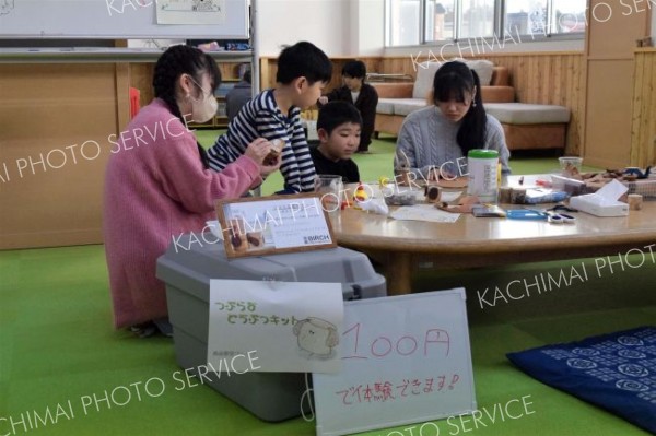 生徒手作りのアクセサリーや木工体験　池田高校生企画「こふぇす」、親子ら楽しむ