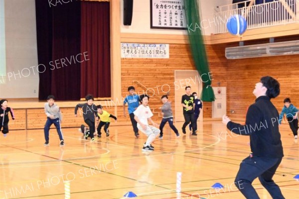 中学校の授業を体験　池田小６年生