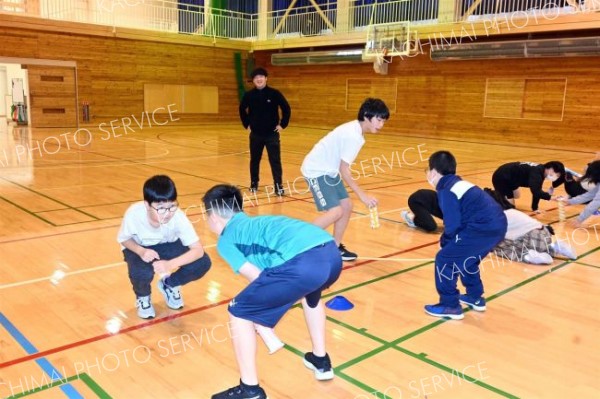 中学校の授業を体験　池田小６年生 2