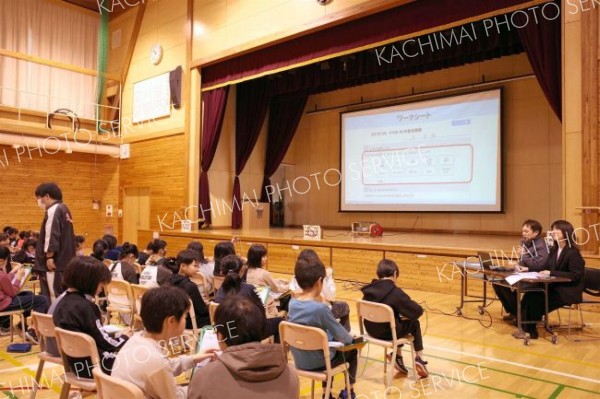 スマホやネットの特性学ぶ　足寄小学校