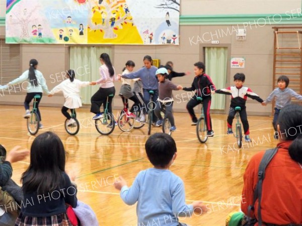 上札内小で学習発表会　「地域共創科」での学びを披露