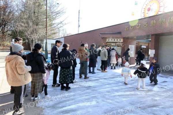 雪が残る中、列を作り券を求める来園者（１日午前１１時ごろ、おびひろ動物園で、助川かおる通信員撮影）