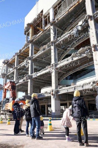 廃墟にノスタルジー　解体中の旧長崎屋で市民が現場見学 4