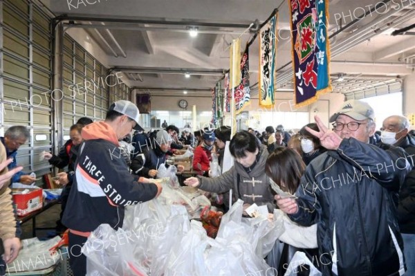 新鮮な魚介類を求める人でにぎわう会場（１日午前１０時１０分ごろ）