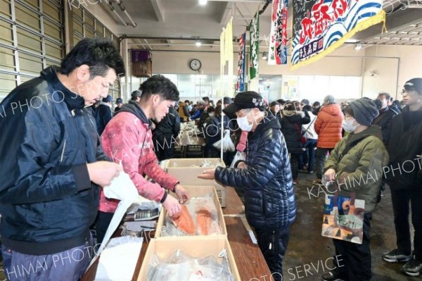 新鮮な魚介類を求める人でにぎわう会場（１日午前１０時１０分ごろ）