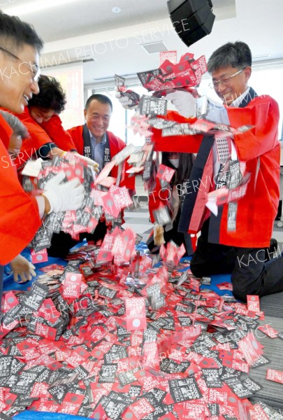 年末大売出し、３市町で当たりくじ均等に　現金つかみ取り復活も