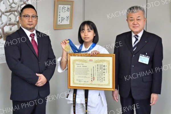 空手Ｗ杯優勝　市教委教育長に報告