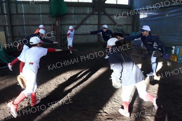 高校球児と少年団員が楽しく交流　帯農高野球部野球教室 11