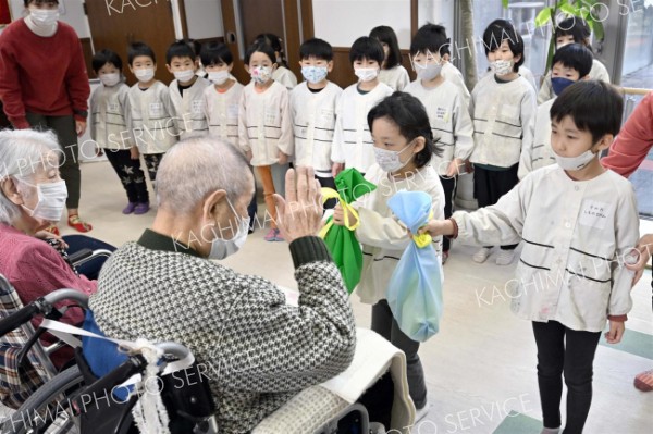 コムニの里おびひろにクリスマス飾りをプレゼント　第一いずみ幼稚園～師走スケッチ