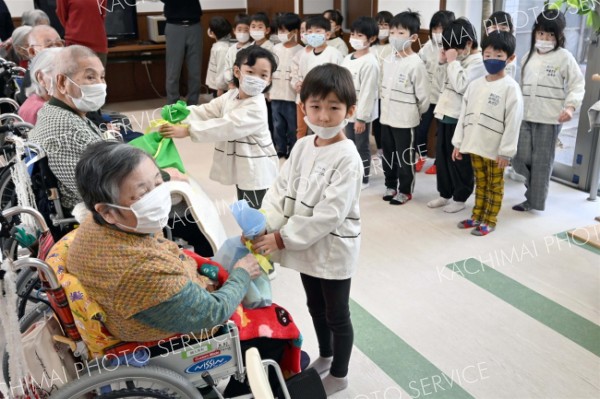 施設利用者へプレゼントを手渡す園児（５日午前１０時４０分ごろ、須貝拓也撮影）