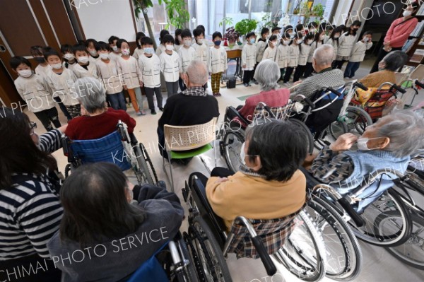 合唱を披露する園児（５日午前１０時半ごろ、須貝拓也撮影）