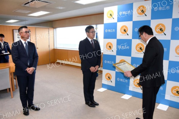 帯広地方卸売市場が市内中学野球部に備品寄付　おびしんＳＤＧｓ私募債活用 2