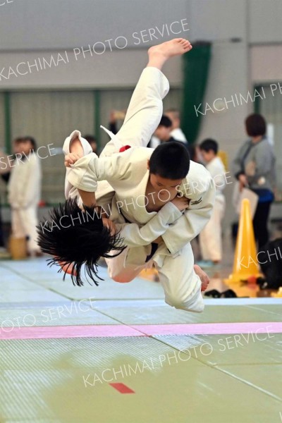 【団体戦小学高学年決勝・清水町少年団―帯広少年団Ｂ】清水の中堅が相手を担いで技ありを奪う