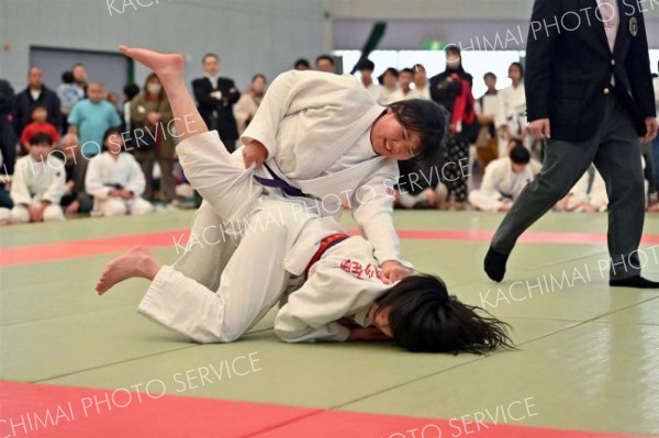 【個人戦女子小学高学年・決勝】腹ばいになった相手を返そうとする幕別少年団