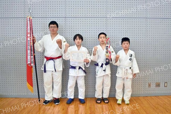 団体戦の小学高学年で優勝の清水町少年団。左から石川蒼士、大城進志、大谷湊、石川煌士