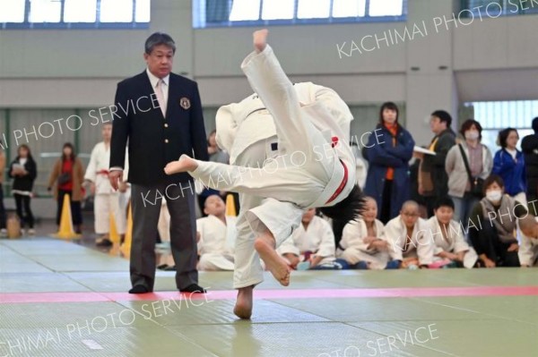 【団体戦小学高学年決勝・清水町少年団―帯広少年団Ｂ】清水の大将・石川蒼士（左）が払い腰で一本勝ちする