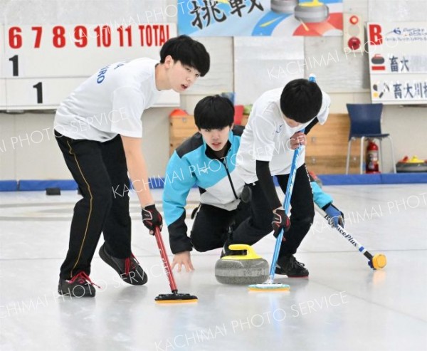 男子優勝のＬｉｚａｒｄｓ（前列）、準優勝のいしざんまい（中列）、３位の帯広畜産大学　