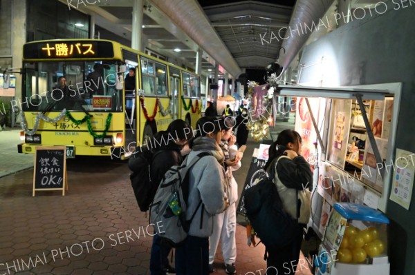 広小路商店街にはキッチンカーのほか、休憩用のバスも登場した（須貝拓也撮影）