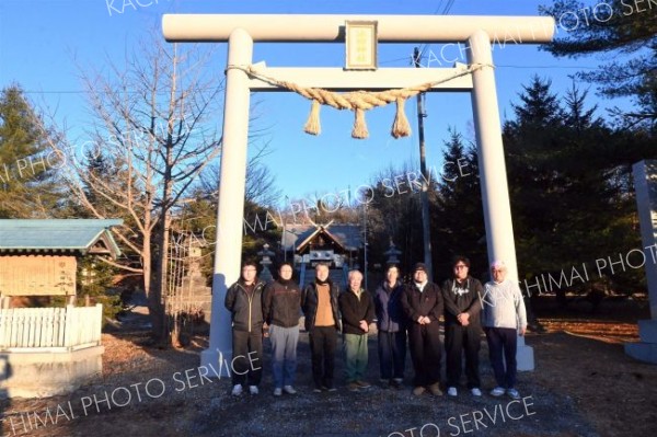 新しいしめ縄で新年を　町民有志が手作り　池田神社