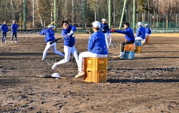 雪のないグラウンドでバッティング練習をする帯南商の野球部員（７日、午前９時１５分ごろ、帯広南商業高校で。金野和彦撮影）