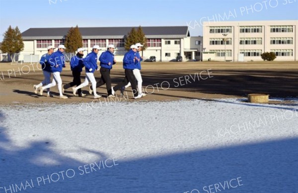 練習でグラウンドの土の上を走る帯南商の野球部員（７日、午前９時１５分ごろ、帯広南商業高校で。金野和彦撮影）