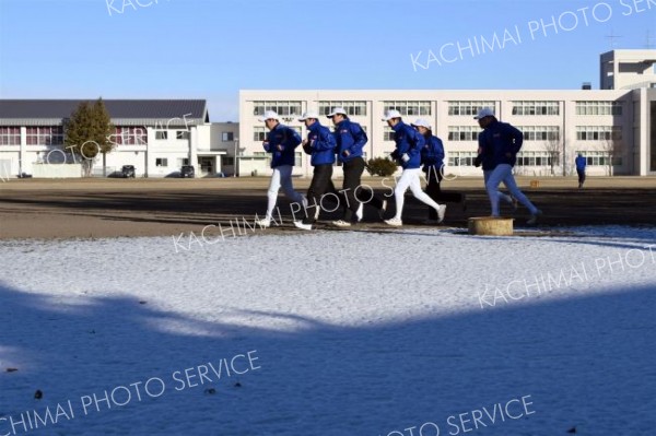 土の上を走る帯南商の野球部員（７日、午前８時４５分ごろ、帯広南商業高校で。金野和彦撮影）