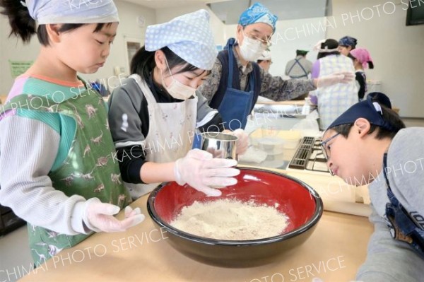 そば打ちを体験する児童ら