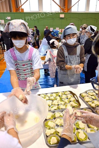 ずんだ餅を作る児童ら（金野和彦撮影）