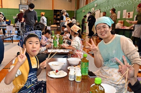 完成した餅を味わう家族（金野和彦撮影）