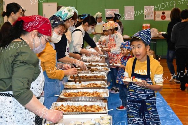 完成した餅を受け取る児童ら（金野和彦撮影）