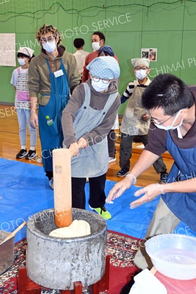 餅をつく児童ら（金野和彦撮影）