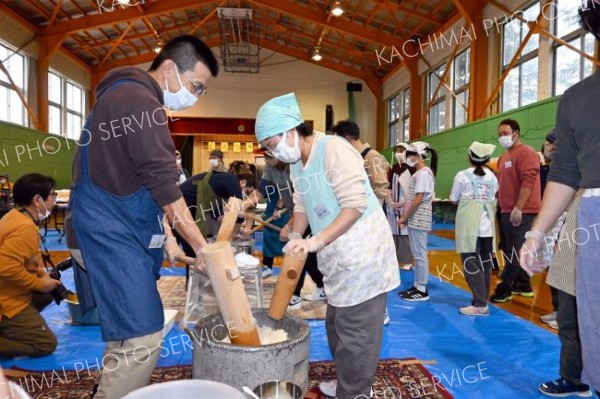 途別小学校で行われた餅つき集会（金野和彦撮影）