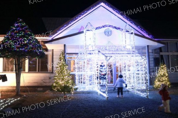 きらめく園舎でクリスマス楽しむ　北明やまざと幼稚園　芽室