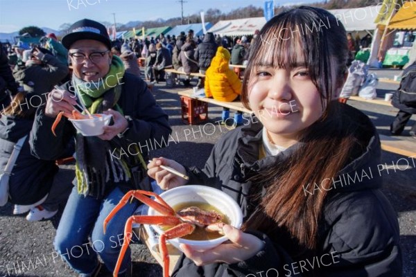 貴重なカニ味わう、広尾まんぷくまつり～写真特集