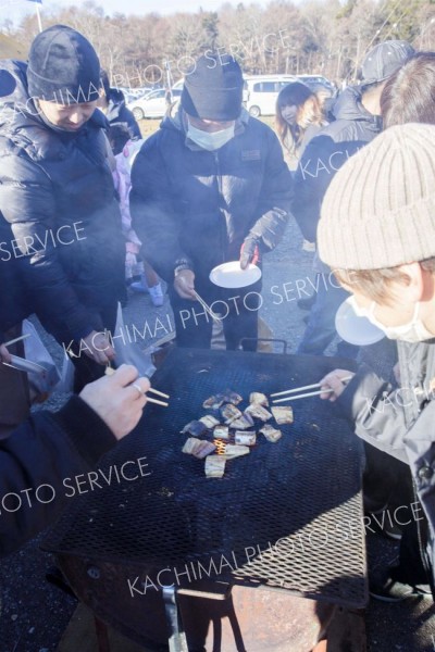 <strong>◆格別の味</strong><br>　炭火で干物を焼いて味わう来場者ら。「めちゃくちゃ、おいしい！」。中には箸が止まらない人も。