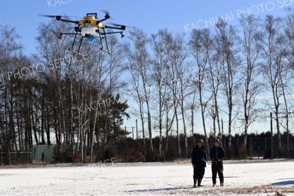 校内で行われたドローン実習。教官のアドバイスを受けながら高校生がドローンを操縦する