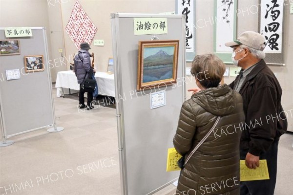 高齢者の作品を展示している「生きがい広場」（１２日午前１０時半ごろ）