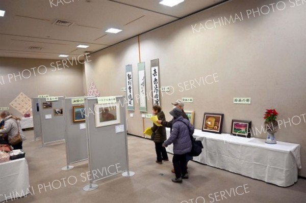 高齢者の作品を展示している「生きがい広場」（１２日午前１０時半ごろ）