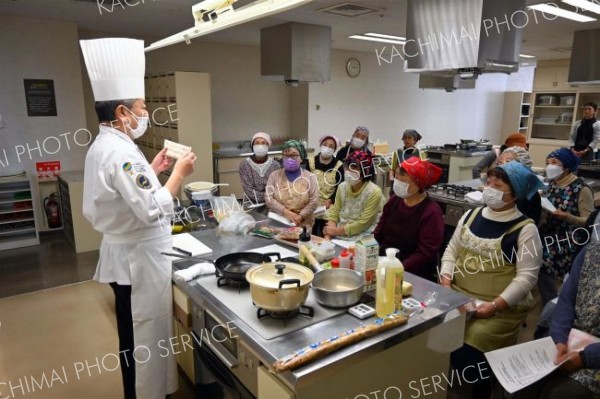 食材の産地などについて説明する料理講師