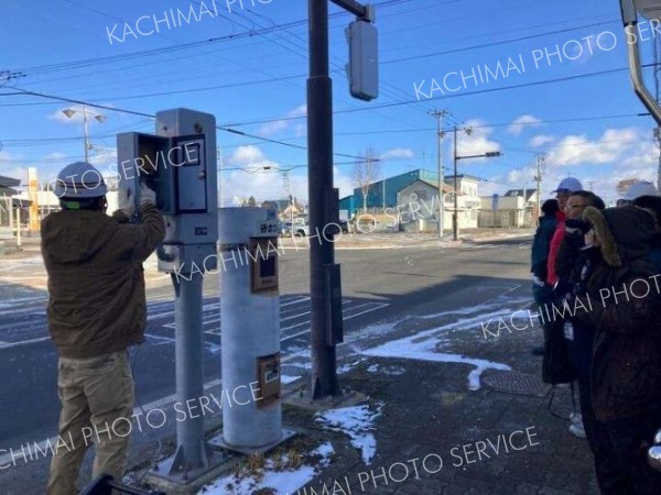 発電機やＥＶ車で信号機復旧訓練　大規模災害想定し、新得署と３町建設業協会