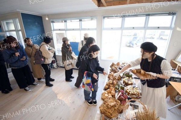 相談センターやイベント会場として活用される「幕理」。イベントには多くの人が来場し、空き施設のポテンシャルを示した（２０２４年１１月９日）