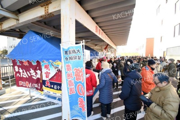 海の幸を求める買い物客でにぎわう会場（１５日午前９時１５分ごろ）