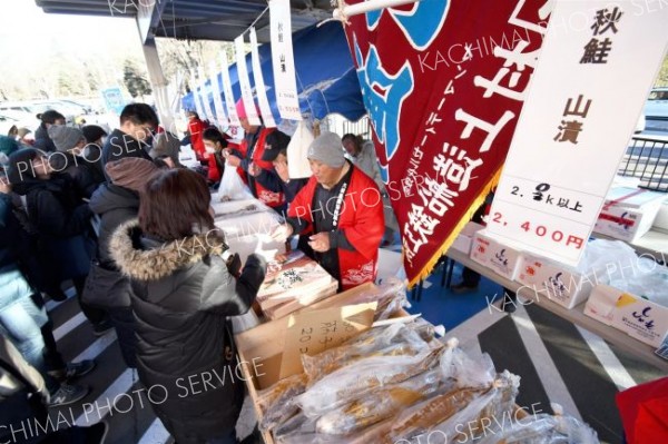 海の幸を求める買い物客でにぎわう会場（１５日午前９時５分ごろ）