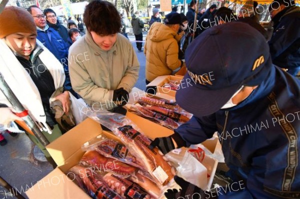 海の幸を求める買い物客でにぎわう会場（１５日午前９時ごろ）