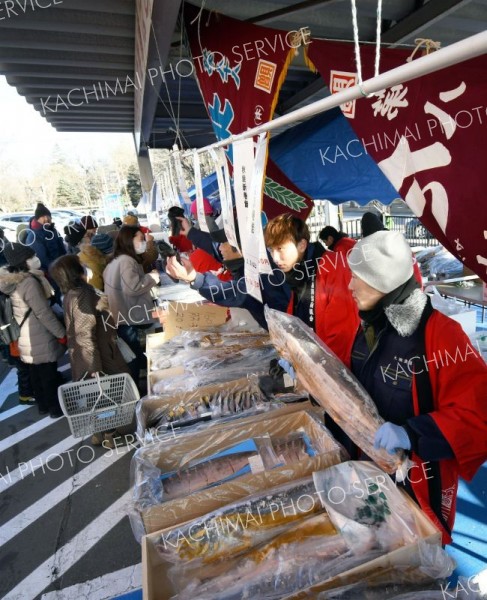 海の幸を求める買い物客でにぎわう会場（１５日午前８時５５分ごろ）