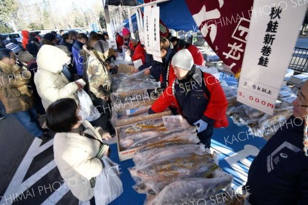 海の幸を求める買い物客でにぎわう会場（１５日午前８時５０分ごろ）