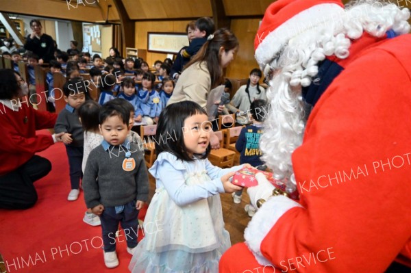 サンタ登場に園児歓声　帯広聖公会幼稚園でクリスマス礼拝～師走スケッチ