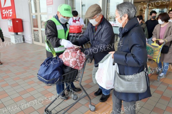 年末年始の「安全」を　地域安全活動推進委員がスーパー店頭で啓発～こぼれ話